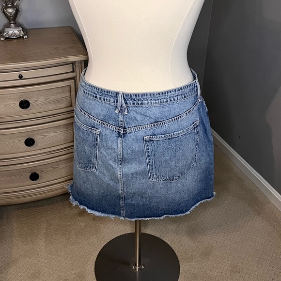 Good American The Bombshell Ripped Denim Skirt size 18 - Picture 2 of 3